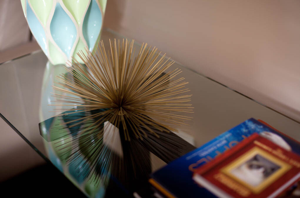 Artwork and humorous books in the Medicor lounge