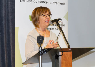 Dr. Marlène Boudreault, conference organizer, discussing diet and cancer.